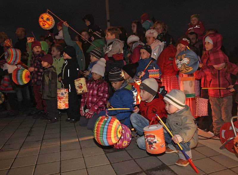  Stovky lidí s lampiony, čarodějové i jezdci na jednokolkách se ve středu večer vydali na tradiční lampionový průvod v Kohoutovicích. Akcí s názvem Léto a dým se Brňané symbolicky loučí s létem.