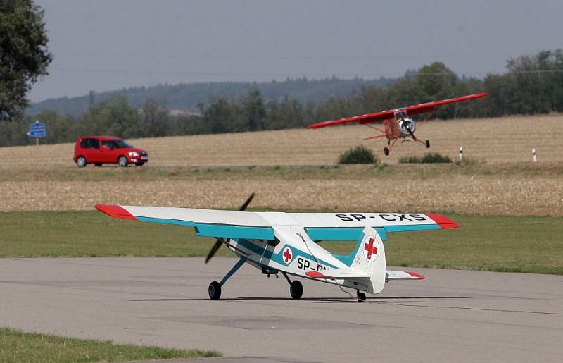 Na modelářském letišti v Budkovicích u Ivančic na Brněnsku se v sobotu konalo setkání letadlových nadšenců.