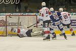 Hokejisté Chomutova porazili v úvodním zápase předkola play off extraligy Kometu Brno 2:1 v prodloužení. V 63. minutě rozhodl svou druhou brankou v utkání kanadský obránce Brett Skinner. Série hraná na tři výhry pokračuje v úterý opět na severu Čech.