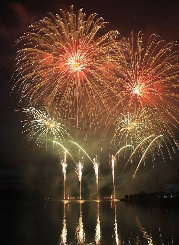 Ohňostroj řecké skupiny Nanos Fireworks.