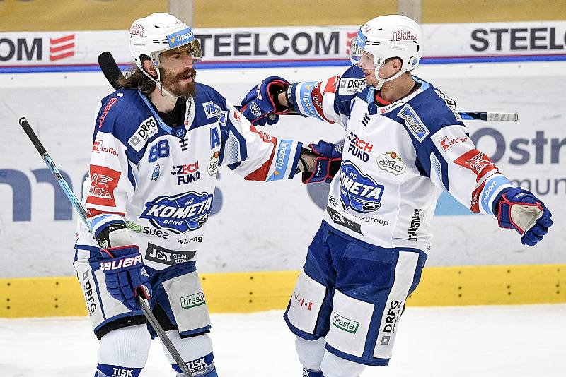 Utkání předkola play off hokejové extraligy - 5. zápas: HC Vítkovice Ridera - HC Kometa Brno, 16. března 2021 v Ostravě. (zleva) Peter Randy Mueller z Brna a Daniel Rákos z Brna se radují z gólu.