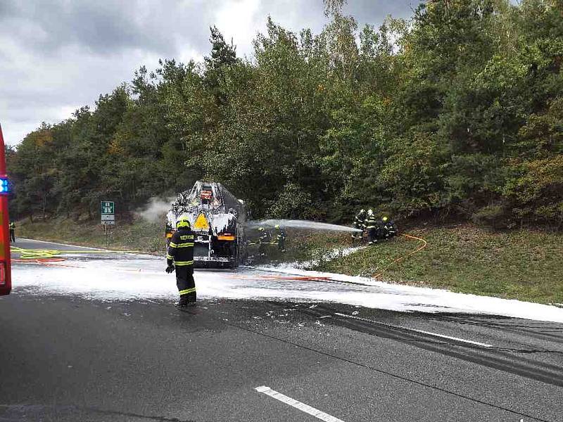 U Popůvek hořel náklaďák s asfaltem. Požár zablokoval provoz na dálnici D1.