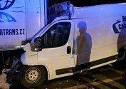 Smrtelná nehoda v brněnském Komárově. Dodávka narazila v Hněvkovského ulici zezadu do kamionu.