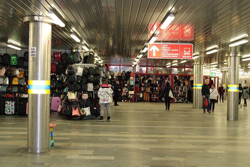 Část brněnského podchodu pod nádražím směrem k nákupnímu centru Vaňkovka dělníci začnou rekonstruovat v pátek.