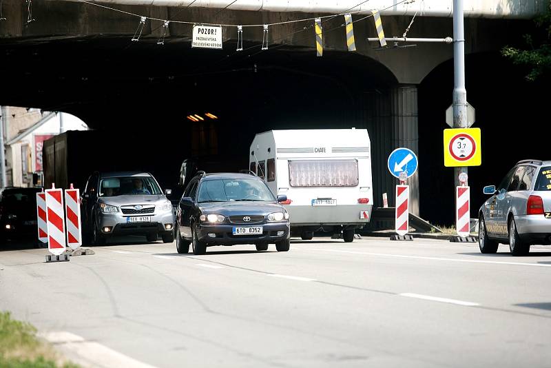 Řidiče i cestující městskou hromadnou dopravou zdržují ve středu desítky minut dlouhé kolony kvůli opravě železničního mostu ve Svatoplukově ulici. 