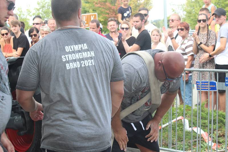 Tahali traktory, zvedali auta. Největší siláci se střetli u Olympie