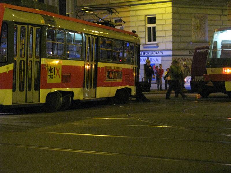 V křižovatce Jugoslávské a Merhautovy ulice vykolejila tramvaj.