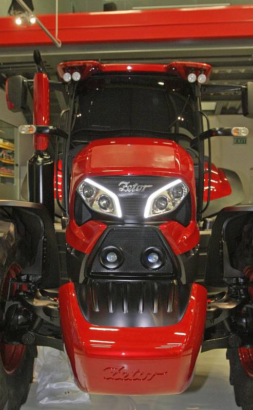 K sedmdesátému výročí představil ve čtvrtek večer brněnský Zetor na prototypu traktoru nový design. Autorem moderní podoby stroje je italská designerská značka Pininfarina.