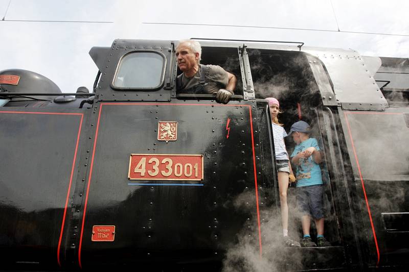 Dopravní nostalgie. Cestující se mohli svézt parním vlakem na nádraží Kuřim, libovolně cestovat historickým trolejbusem, autobusem nebo i tramvají až na Náměstí svobody v Brně.