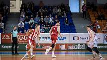 Hráči brněnského Basketu (v bílých dresech) porazili v prvním čtvrtfinálovém zápase Pardubice 89:84.