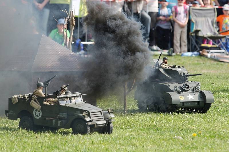 Realistické modely v měřítku jedna ku šesti se spolu utkaly při představení World War II Cirkus.