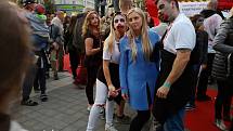 Brnem se prošly desítky děsivých zombie. Další ročník Zombie Walk Brno přilákal i stovky pozorovatelů v ulicích města.