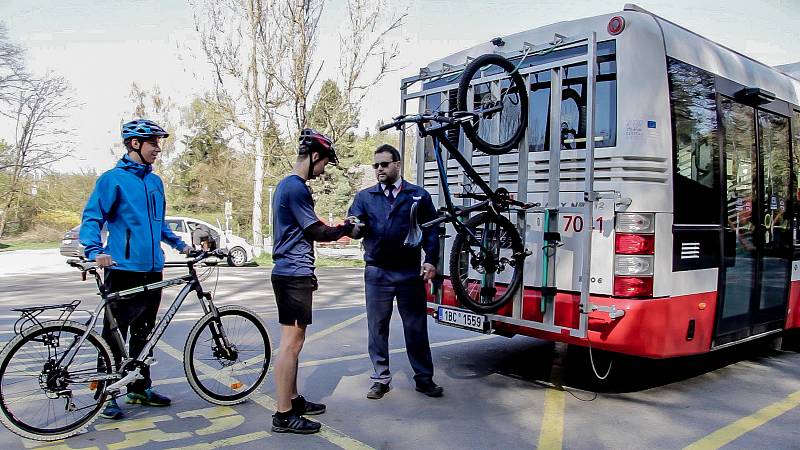 Cyklističtí nadšenci si mohou svá kola nechat převést na speciálních cyklonosičích připevněných na vybraných autobusových spojích brněnské linky 57.
