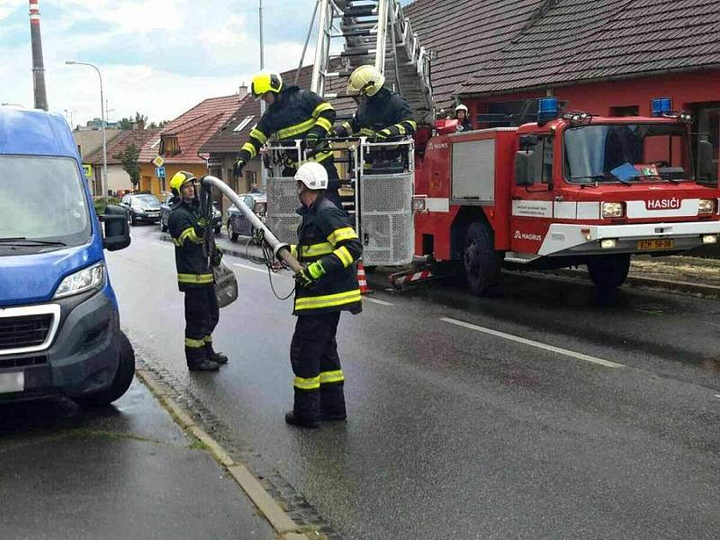 Hasiči zasahovali pět hodin v brněnské Fryčajově ulici, kde voda zatopila sklep domu a narušila statiku. Unikal i plyn. Prasklou stěnu museli hasiči zapažit.