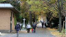 Na Ústřední hřbitov města Brna se vydaly desítky Jihomoravanů.