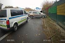 Řidič v Brně naboural do protihlukové stěny.