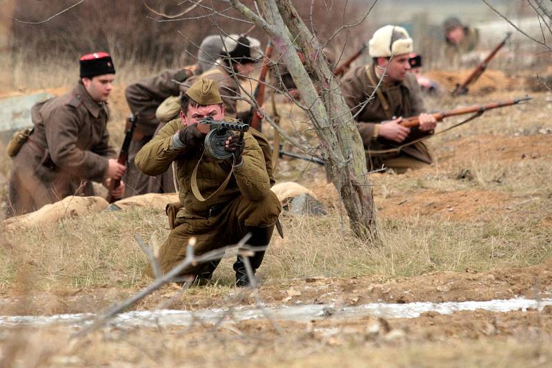  Diváci se společně s vojáky v uniformách ocitají o jedenasedmdesát let zpátky na bitevním poli nedaleko maďarského města Kapošvár. Stejně jako tehdy se střetli vojáci nacistického Německa s podporou Maďarů s Rudou armádou.