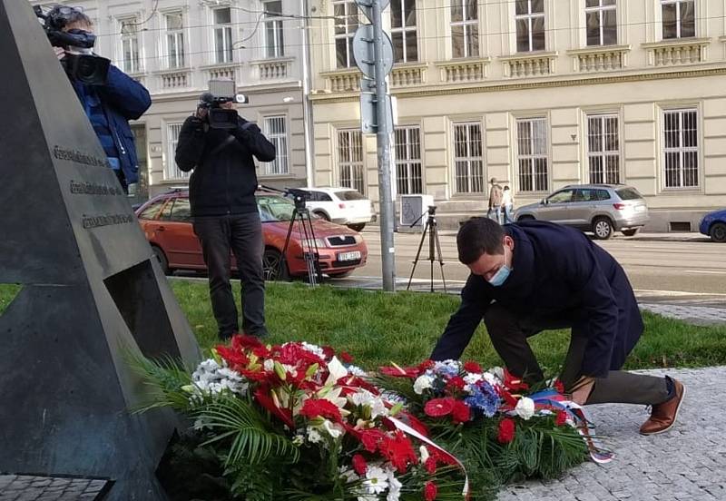 Hejtman Jan Grolich položil květiny k pomníku tří odbojů v Brně.