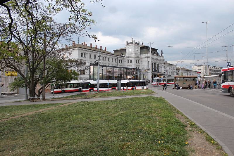 Okolí brněnského hlavního nádraží v uplynulých dnech obývali romští uprchlíci. Ve středu odpoledne se už na stejném místě téměř nepohybovali.