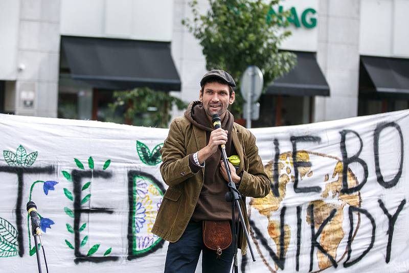 Brněnští studenti sdružení kolem klimatického hnutí Fridays for Future demonstrovali za udržitelný rozvoj planety v centru Brna. K nim se přidala řada lidí, která sdílí obavy z klimatických změn a ekologických katastrof.