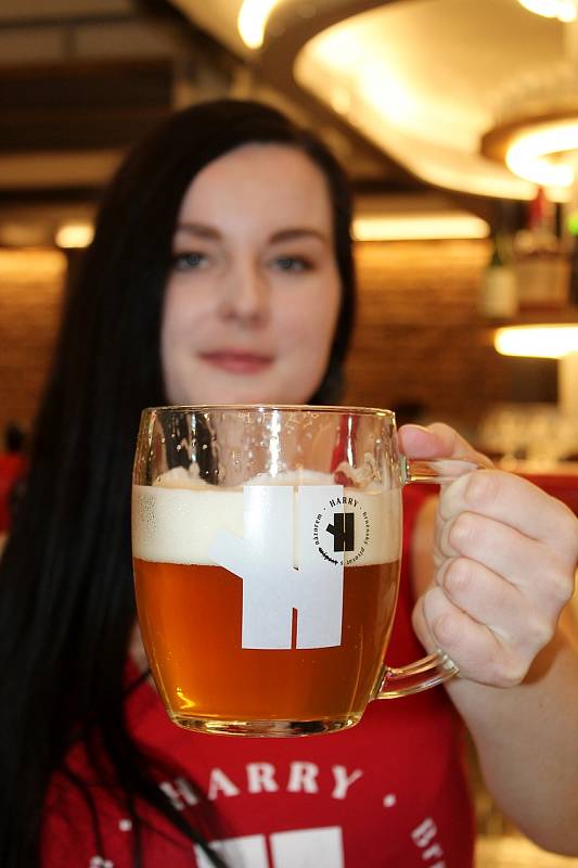 V brněnské Poštovské ulici v pátek slavnostně otevřeli pivovar Harry. Na snímku je sládková Tamara Dolníčková.