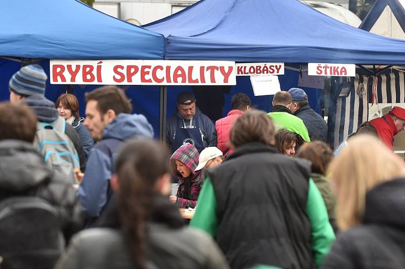 Stovky lidí se přišly podívat na tradiční výlov největšího rybníka na Pohořelicku Vrkoče.