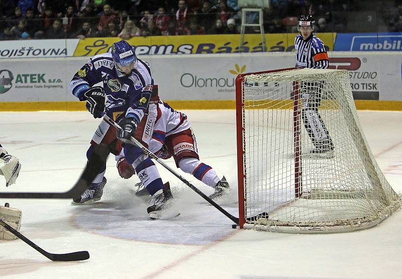 Hokejisté brněnské Komety (v modrém) porazili v moravském derby Olomouc 4:1.