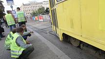 Vykolejená tramvaj číslo šest brzdila dopravu v centru Brna.