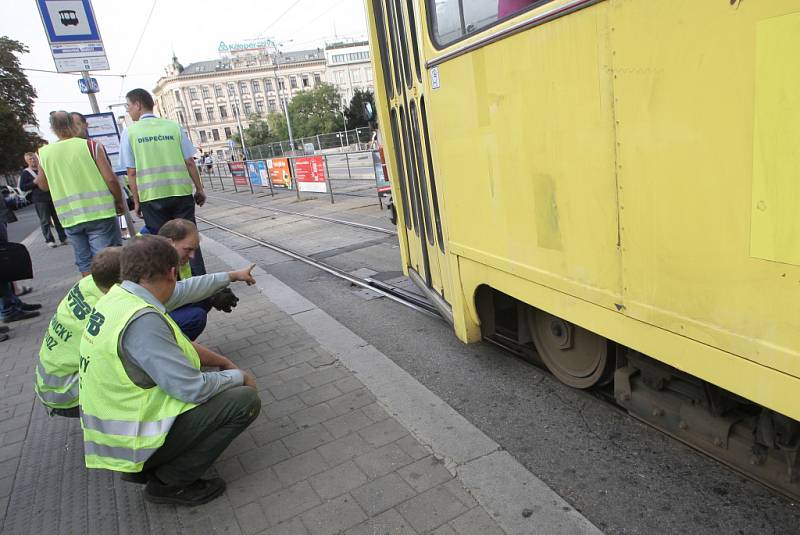 Vykolejená tramvaj číslo šest brzdila dopravu v centru Brna.