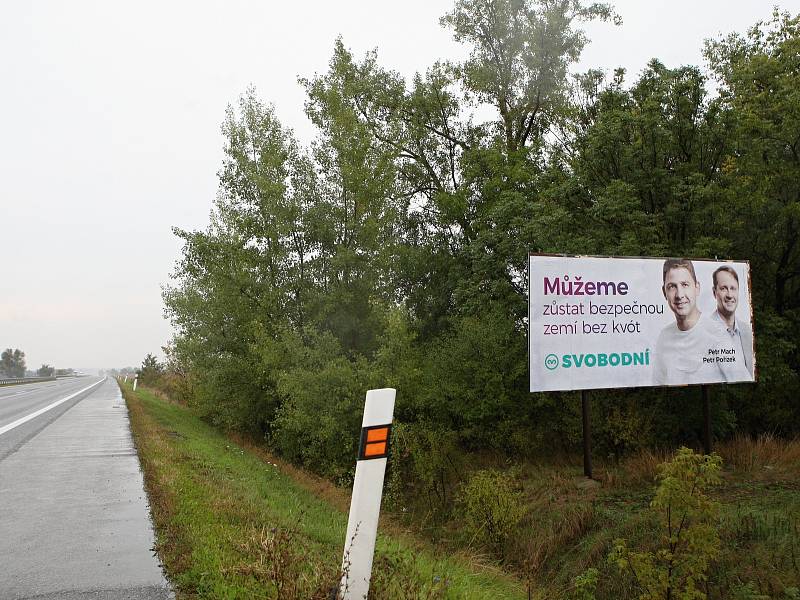 Billboardy na dálnici D52.