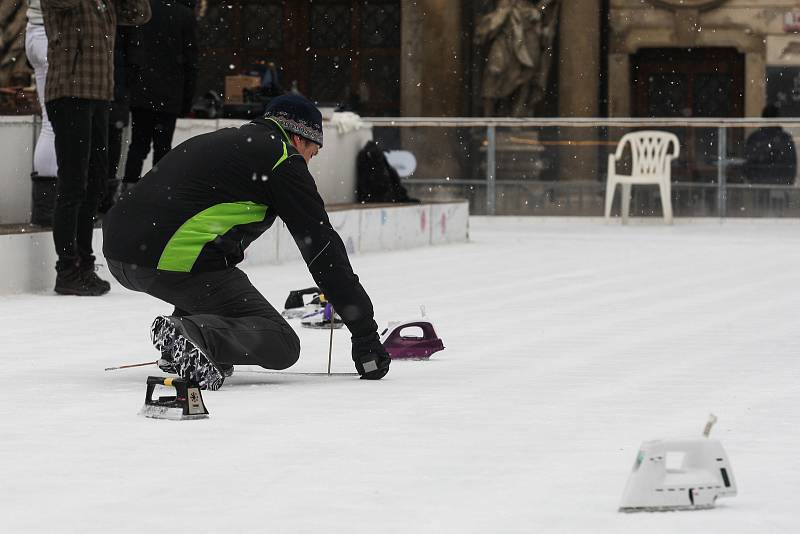 Poslední únorový den se přišli lidé na lední plochu kluziště pod Joštem utkat v žehlingu. Po vzoru curlingu posílali po ledě žehličky.