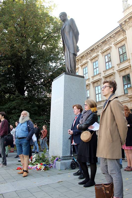 Aktivisté v pátek odpoledne na brněnském Komenského náměstí protestovali za slušný slovenský a český stát. Vadí jim především velký vliv Mariána Kočnera.