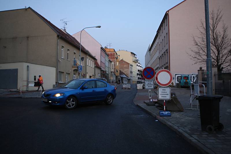 Pokračující opravy ve Francouzské ulici.