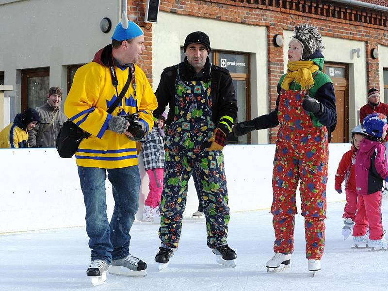 Veselý karneval na ledě v brněnských Nových Sadech.