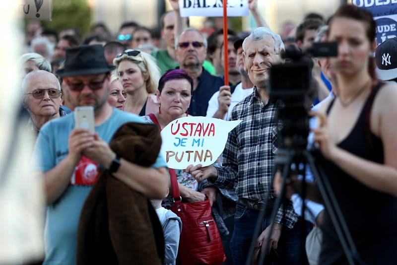 Další protesty proti chování prezidenta Miloše Zemana a ministra financí Andreje Babiše. V Brně se 17. května sešli lidé na náměstí Svobody na demonstraci Proč? Proto!