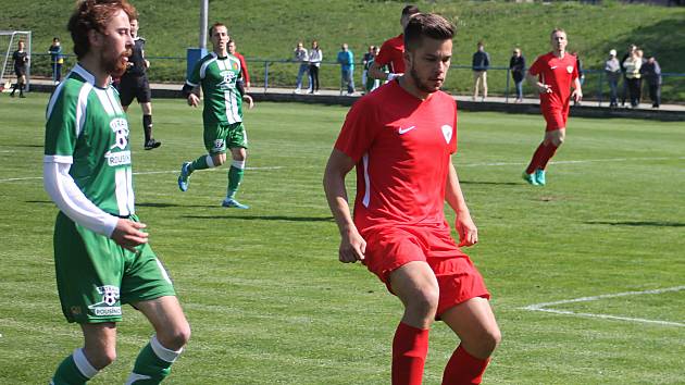 V utkání krajského přeboru fotbalistů remizoval Tatran Bohunice (červené dresy) s Tatranem Rousínov 1:1.