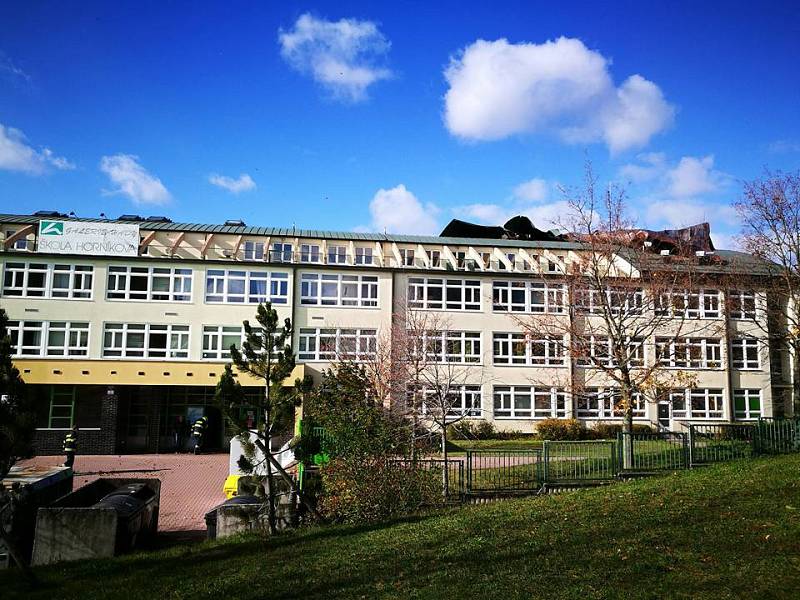Následky řádění větru na brněnské Základní škole v Horníkově ulici.