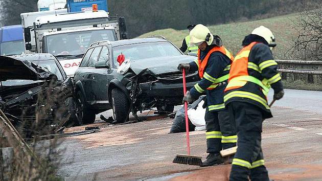 Nehoda tří osobních aut zkomplikovala v pondělí dopoledne provoz mezi Kuřimí a Čebínem na Brněnsku. Při nehodě se lehce zranili dva lidé.