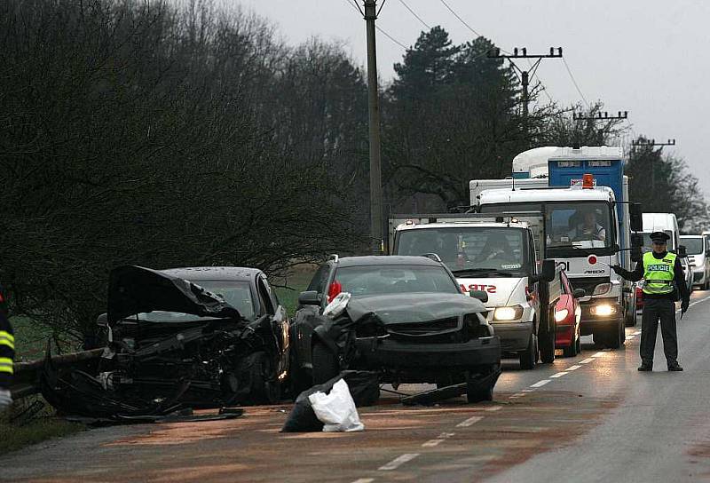 Nehoda tří osobních aut zkomplikovala v pondělí dopoledne provoz mezi Kuřimí a Čebínem na Brněnsku. Při nehodě se lehce zranili dva lidé.