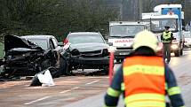 Nehoda tří osobních aut zkomplikovala v pondělí dopoledne provoz mezi Kuřimí a Čebínem na Brněnsku. Při nehodě se lehce zranili dva lidé.