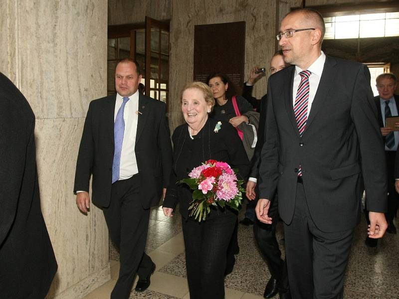 Česká rodačka Madeleine Albrightová, která byla americkou ministryní zahraničí, přijela ve středu do Brna. 