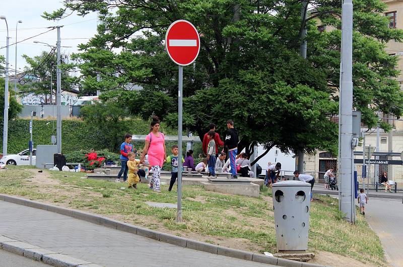 Od brněnského hlavního nádraží se romští uprchlíci zřejmě přesunou za autobusové stanoviště u hotelu Grand.