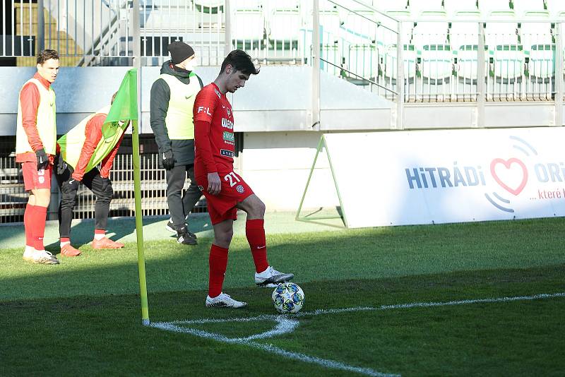 Fotbalisté Zbrojovky Brno (v červeném) remizovali na hřišti Karviné 1:1.