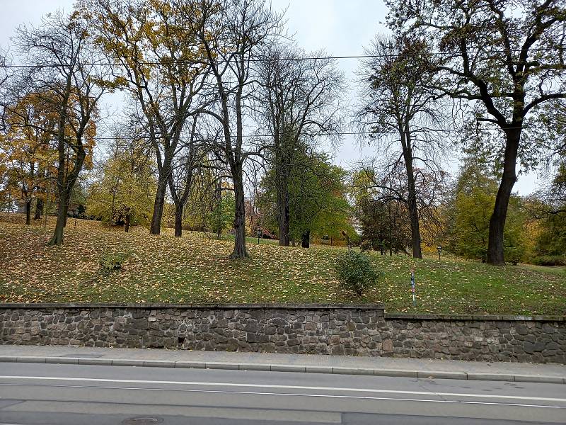 Současná podoba parku pod Špilberkem. V budoucnu jej může protnout kolejová dráha vedoucí od Husovy ulice k hradu.