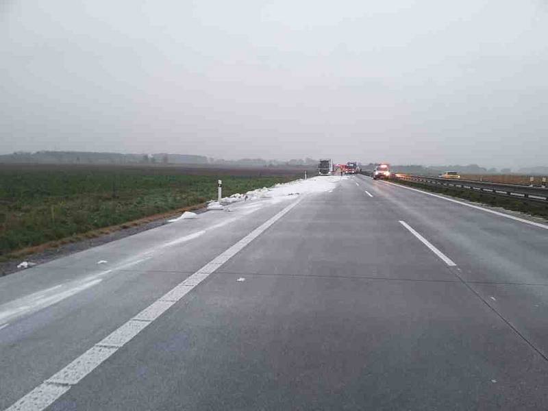 Dva kamiony havarovaly v sobotu ráno na 9. kilometru dálnice D2 ve směru na Bratislavu. Dálnice byla několik hodin uzavřená.