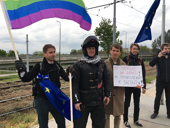 Lidé protestovali proti Nočním vlkům v Brně