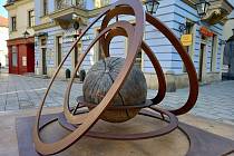 Galerii Šilingrák v historickém centru Brna zdobí od pondělí nové dílo Mezi kruhy od místního uměleckého kováře Pavla Tasovského.