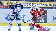 Hokejové utkání Tipsport extraligy v ledním hokeji mezi HC Dynamo Pardubice (v červenobílém) a HC Kometa ( v modrobílém) v pardudubické enterie areně.