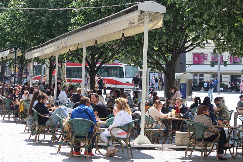 V neděli odpoledne - v poslední den stavu nouze kvůli koronaviru - se brněnské zahrádky před restauracemi, kavárnami a hospodami zaplnily v letním počasí lidmi.