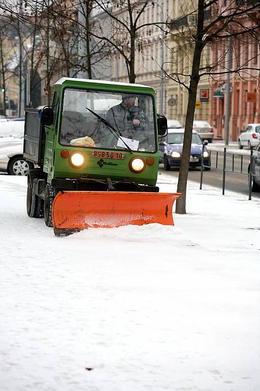 Brněnské ulice zasypal sníh, který od rána namrzá. 